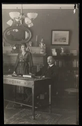 Muotokuva hammaslääkäri tohtori Gibsonista ja naisesta hänen asunnossaan, n. 1905 (hopeagelatiiniprintti)